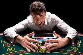 Người chơi Việt Nam trải nghiệm live casino 32win3 trên điện thoại Android với bàn Baccarat
